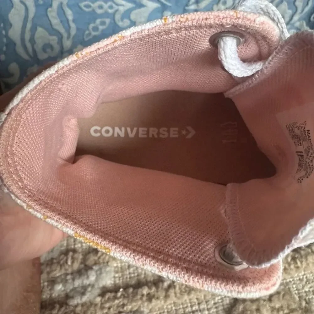 Converse pink stars please